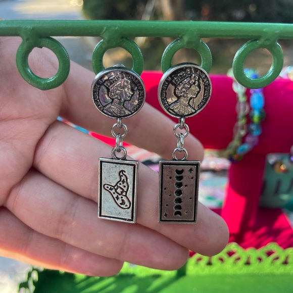 🕸️🪽 Silver Tarot Earrings 🪽🕸️ - Picture 4 of 4